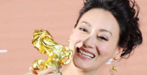 4岁上街叫卖，22岁逆袭成影后，如今61岁的她活成了传奇