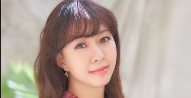 40岁卓依婷似少女，32岁隐婚生女，一家三口生活低调甜蜜