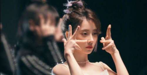 冯提莫新专辑频频上热搜，歌曲充满正能量，携手粉丝一起做公益