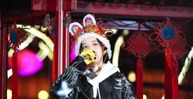 张雨绮张含韵西安街头吃“鱿鱼串”，没有一点包袱，难怪人气高