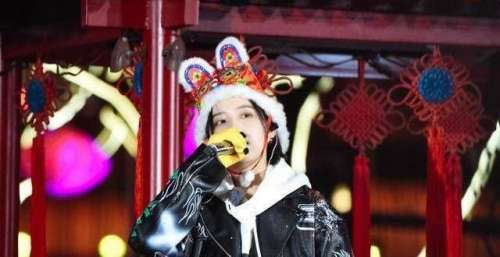 张雨绮张含韵西安街头吃“鱿鱼串”，没有一点包袱，难怪人气高