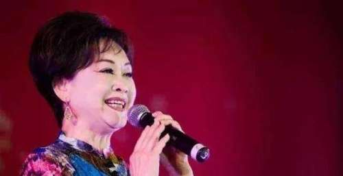 中国：李谷一在央视怒斥她：你是中国人，为什么不用中文唱
