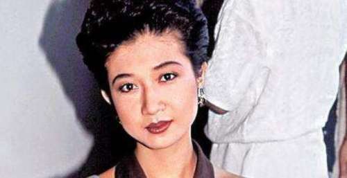 “毁”了梅艳芳两桩好事，又被成龙抛弃的吴绮莉，如今怎样了？