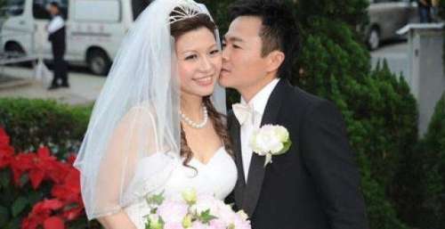 花十几亿给三个孩子办婚礼，在香港还有30多套房，堪称是隐形富豪