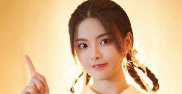 杨超越朋友圈内容曝光，独家自拍接地气，暴的秘密真不少！