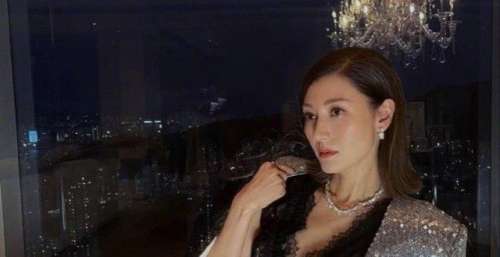 李嘉欣外出聚会，穿浅色皮草打扮贵气十足​，港姐卢淑仪也有现身