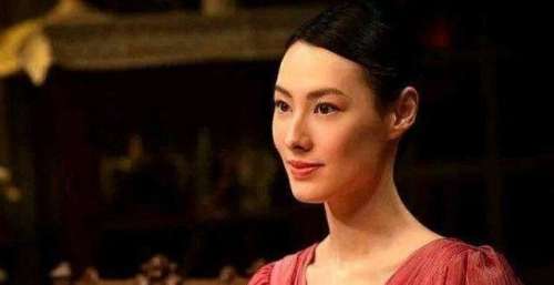 梁洛施近照曝光，脸颊发腮好明显，原来盛世美颜也顶不住啊