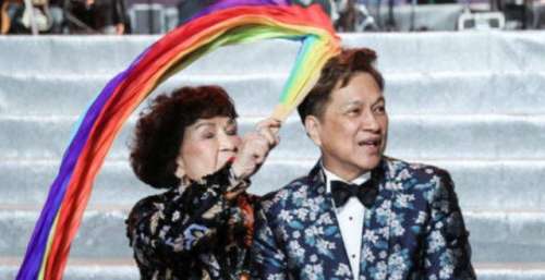 84岁女星周游高调秀恩爱，被小10岁丈夫公主抱，对方直言想生儿子