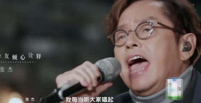 71岁谭咏麟风波后首现身，参加聚会获陪伴，手握酒瓶四处敬酒