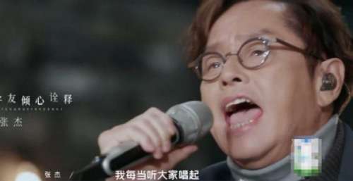 71岁谭咏麟风波后首现身，参加聚会获陪伴，手握酒瓶四处敬酒