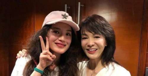 舒淇在后台素颜合影，不遮雀斑有白发也不染，真实一点不装！