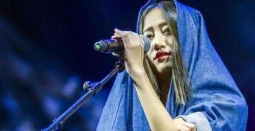 她不签公司也没有经纪人，一个人就是整个工作室，如今大火