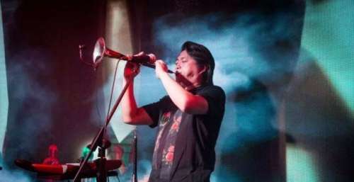 唢呐一曲朝天响，从此俱是异乡人
