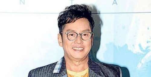 “晚节不保”谭咏麟：婚内与女粉生子，妻子伤心遁入空门已十年