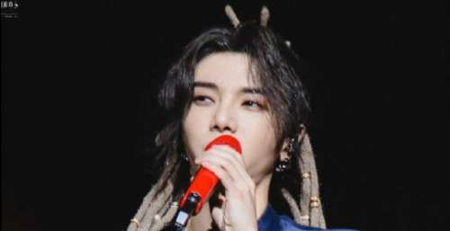华晨宇演唱会一袭挑染长发惊艳亮相，妥妥的摇滚青年范