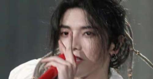 华晨宇海口火星演唱会开唱，演唱会造型风格惹争议？逐渐走阴柔风