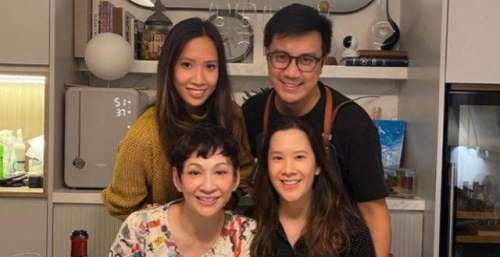 周润发前妻晒家庭聚会照！畅饮香槟面色红润，桌子大火鸡太诱人