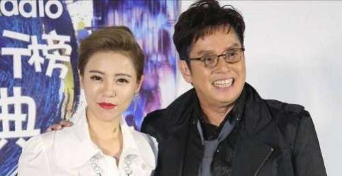 谭咏麟：30年前19岁女粉丝为他生子，如今71岁再度出轨粉丝？