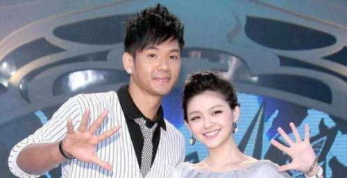 汪小菲道歉后，妈妈张兰随即道歉，并表示阿姨打电话说认错人了