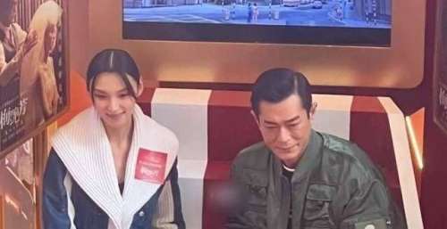 51岁古天乐被偶遇，五官帅气28年没变化，与演员站一起如姐弟