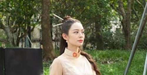 吉娜出席活动被抓拍，对者挥手引起热议，网友：真正的巨星