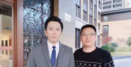 温兆伦现身临沂小县城商演，舞台简陋好寒酸，围观群众不足百人