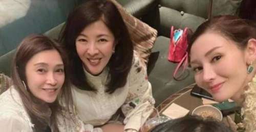 51岁李嘉欣与港姐卢淑仪同框！穿皮草打扮贵气，脸色微醺心情好