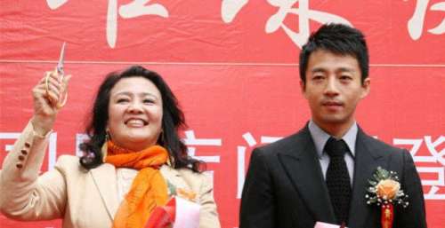 被亲妈曝遭大S前任暴打，汪小菲疑为了孩子选择委曲求全，并向对方道歉