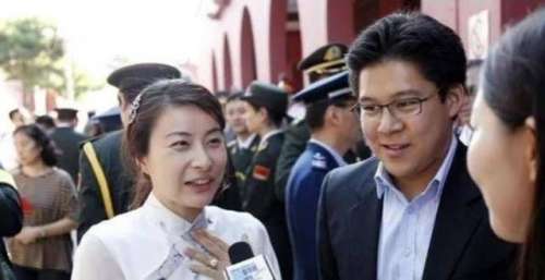 霍启刚郭晶晶现身小餐馆，甜蜜合影一脸夫妻相，秀恩爱不忘做公益