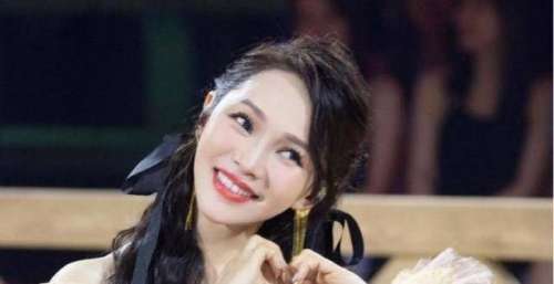 伊能静参加女儿小学家长面试，都是小女人，她和大S的“作”不一样
