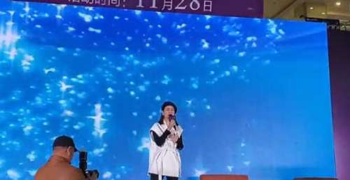 50岁洪欣为赚钱到处商演！10天内连赶5场，穿短裙卖力唱歌无人理