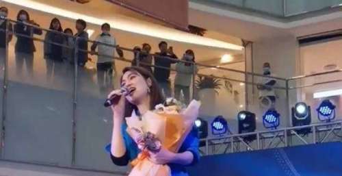 东莞：五十岁洪欣参加见面会，腿又白又细，“我一个女的看了几遍”