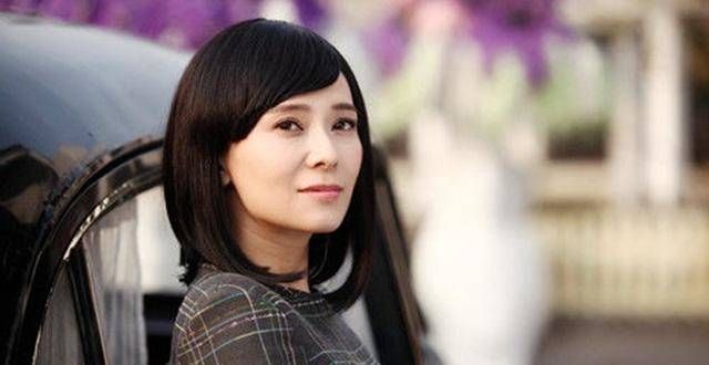 “超越”李嘉欣，传奇港姐下嫁穷小子，她是如何打烂一手好牌的？