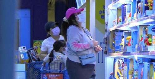 何超盈胖出新高度，穿短裤“大象腿”，两岁女儿扎长马尾超可爱