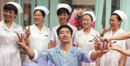 心寒！歌手丛飞生前资助近两百名学生都变为白眼狼，死后墓地荒凉