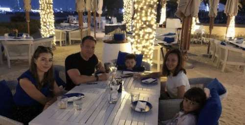 老公46岁仍高大帅气，常晒与家人合影，和大女儿关系引关注