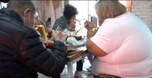 胖猴仔携妈妈和妻女出镜，疑似被资本抛弃，手脚发黑还在使劲吃