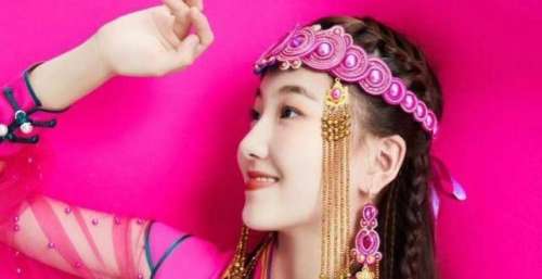 何芸希新歌《草原的姑娘》首发 致敬文化