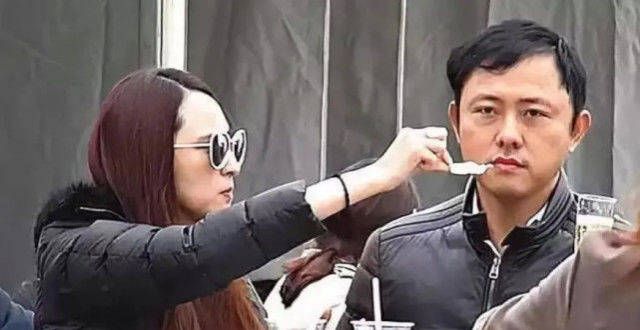 在豪门前跌倒，献殷勤、变笑话，颜值身材都有，你们何必呢？