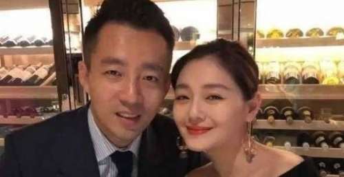 汪小菲被拍和女性友人三亚度假，女方颜值甚高，小菲一脸淡定
