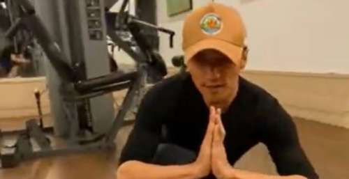 继悬空转呼啦圈后，谢霆锋再挑战高难度下蹲，这次他提示注意安全