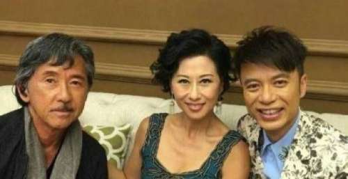 李克勤妻子迎48岁生日，一个月参加12场聚会庆祝，强大朋友圈曝光