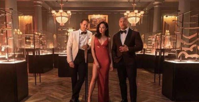 Netflix《红色追缉令》影评｜梦幻明星卡士烧钱烧出烂片？