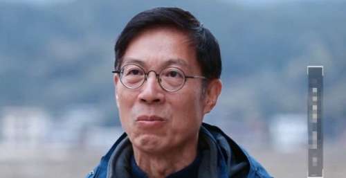 快本首位男主持李兵罕面！头发乌黑有精神，曾在乡村做节目14年