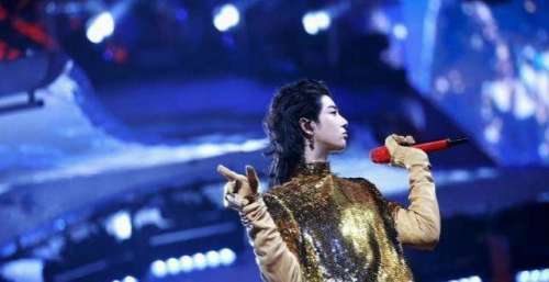 华晨宇身着华伦天奴2021春夏高定等系列亮相火星演唱会，流金熠熠