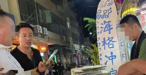 汪小菲路边​买​烤串被偶遇！海边蹦迪心情大好，颜值太高十分抢镜