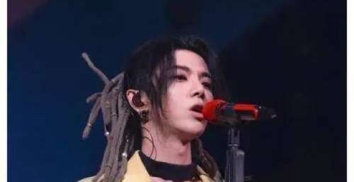 华晨宇第一阶段演唱会争议不断，歌风票价，粉丝因何为演唱会买单