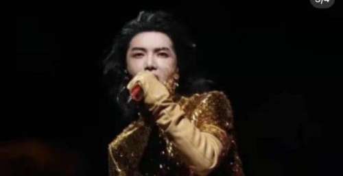 好战衣配好歌王！华晨宇身着高定亮相火星演唱会火热开唱！