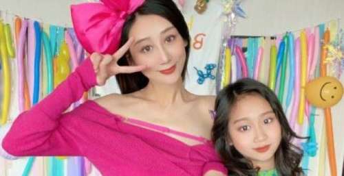陈浩民一家为大女儿庆生 蒋丽莎跟女儿同天生日 穿搭时尚似少女