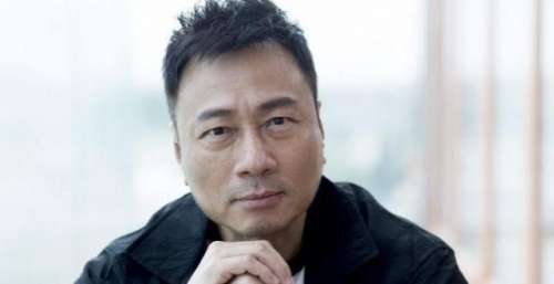 57岁黎耀祥近照曝光，曾是三料视帝，如今街头摆摊弹唱却无人捧场